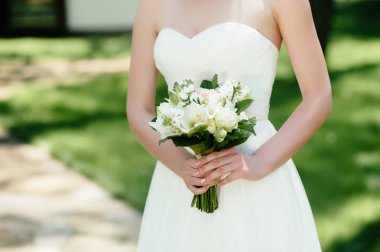 bir buket tutan gelin. düğün çiçekleri. yumuşak odak.