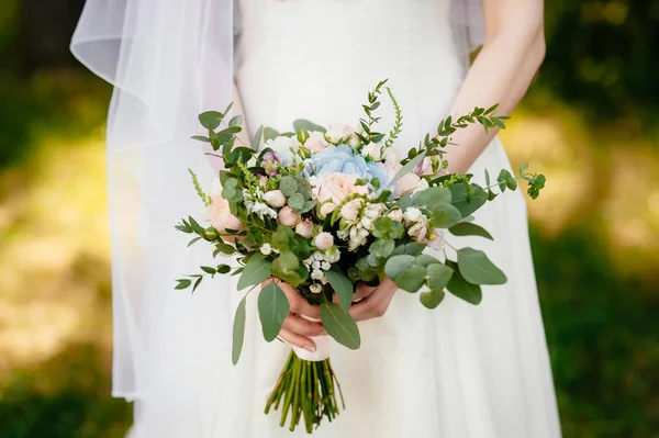 De bruid een boeket te houden. bruiloft bloemen. Soft Focus Sea.... — Stockfoto