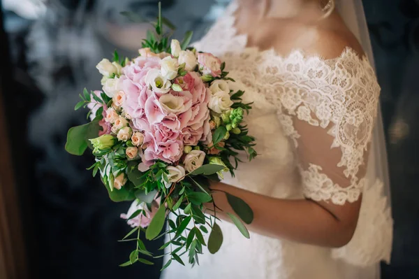 A menyasszony kezében egy csokor. esküvői virágok. lágy fókusz. — Stock Fotó