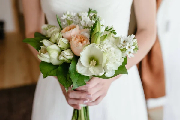 A menyasszony kezében egy csokor. esküvői virágok. lágy fókusz. — Stock Fotó
