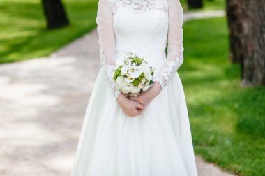 bir buket tutan gelin. düğün çiçekleri. yumuşak odak.