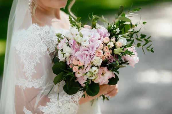 A noiva que segura um buquê. flores do casamento. foco suave . — Fotografia de Stock