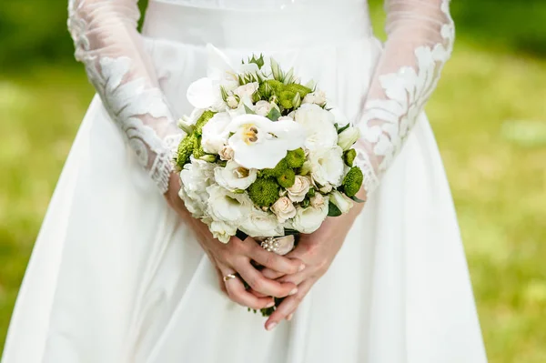 A noiva que segura um buquê. flores do casamento. foco suave . — Fotografia de Stock