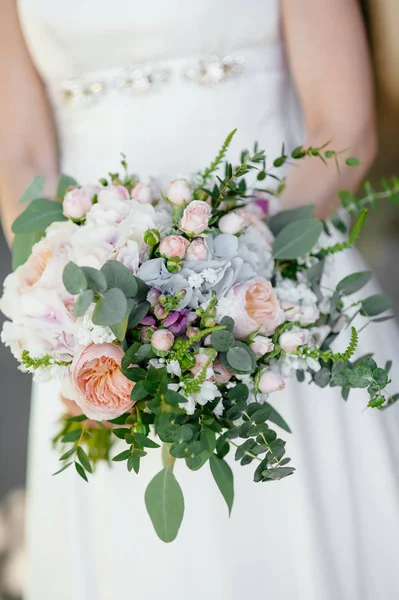 Bruden håller en bukett. bröllop blommor. mjukt fokus. — Stockfoto