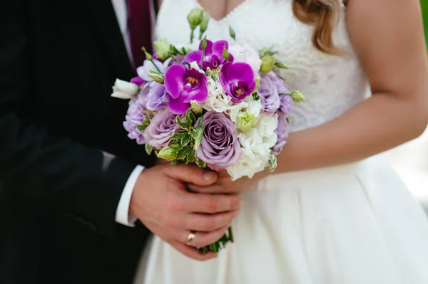 Noiva e noivo segurando um buquê. flores do casamento — Fotografia de Stock