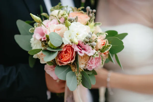 Gelin ve damat bir buket tutarak. düğün çiçekleri — Stok fotoğraf