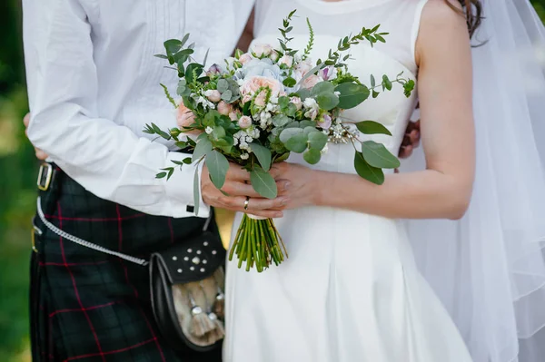 花嫁と花婿の花束を保持しています。結婚式の花 — ストック写真