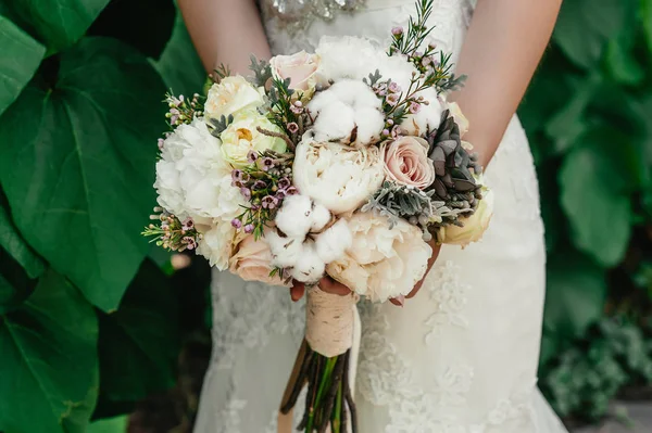 Η νύφη κρατώντας ένα μπουκέτο. λουλούδια γάμου. μαλακή εστίαση. βαμβάκι — Φωτογραφία Αρχείου