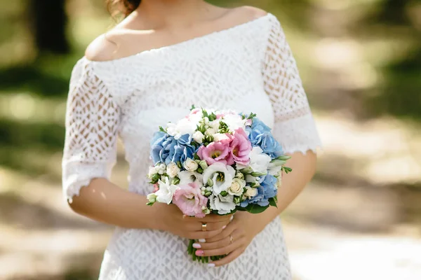 De bruid een boeket te houden. bruiloft bloemen. Soft Focus Sea.... — Stockfoto