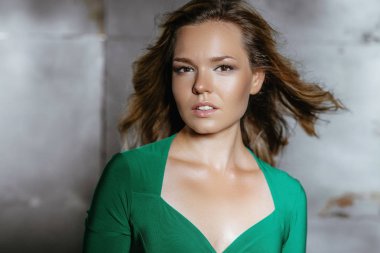 Yeşil giysili güzel kız modeli