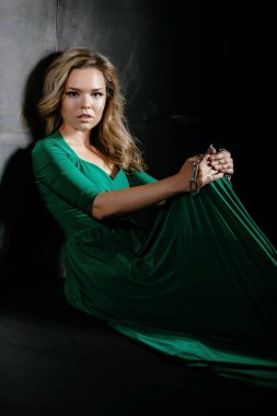 Yeşil giysili güzel kız modeli