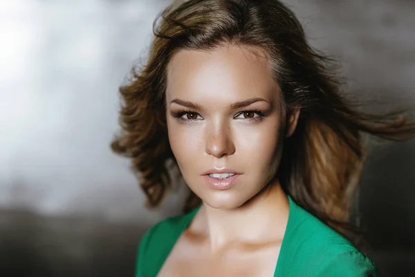 Beautiful girl model in a green dress — Stock Photo, Image