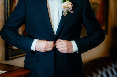 adam ceketinin takılır. Damat hazırlanıyor. Ceketini koyarak işadamı