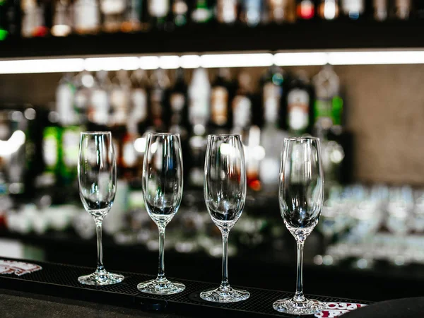 Vasos vacíos para vino por encima de un estante de bar —  Fotos de Stock