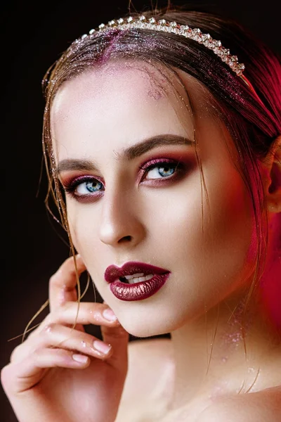Портрет девушки с золотой короной. Модель с творческим макияжем . — стоковое фото