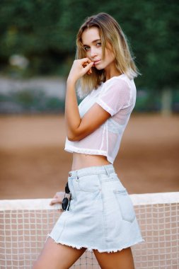 Spor model bir tenis kortunda poz. Seksi Tenis kız