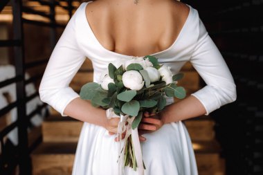 Gelinlerin düğün buketi kadınların elinde. düğün çiçekleri