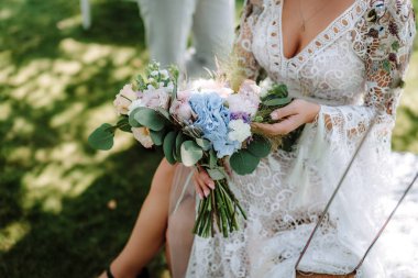 Gelinlerin düğün buketi kadınların elinde. düğün çiçekleri