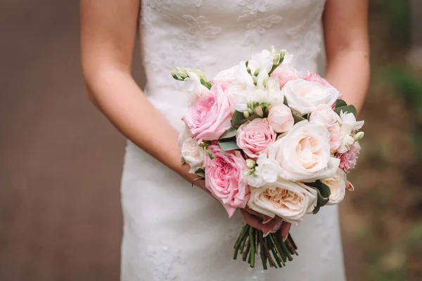 Buquê Casamento Noivas Nas Mãos Das Mulheres Flores Casamento — Fotografia de Stock