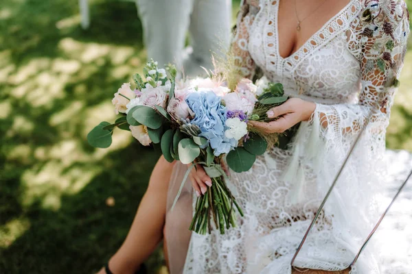 Buquê Casamento Noivas Nas Mãos Das Mulheres Flores Casamento — Fotografia de Stock