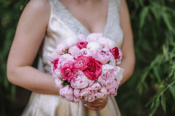 Buquê Casamento Noivas Nas Mãos Das Mulheres Flores Casamento — Fotografia de Stock