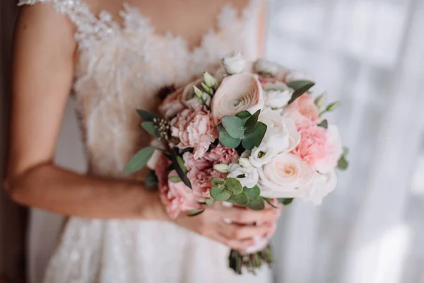 Buquê Casamento Noivas Nas Mãos Das Mulheres Flores Casamento — Fotografia de Stock