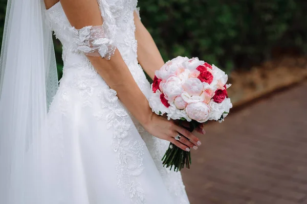 Весільний Букет Наречених Жіночих Руках Весільні Квіти — стокове фото