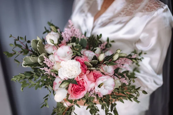 Menyasszonyi Csokor Női Kézben Esküvői Virágok — Stock Fotó