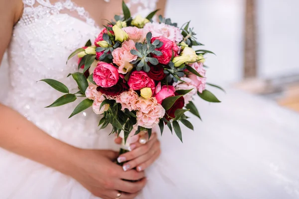 Свадебный Букет Невесты Женских Руках Свадебные Цветы — стоковое фото