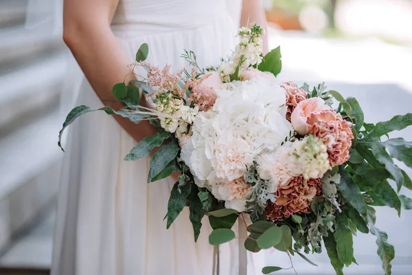 Свадебный Букет Невесты Женских Руках Свадебные Цветы — стоковое фото
