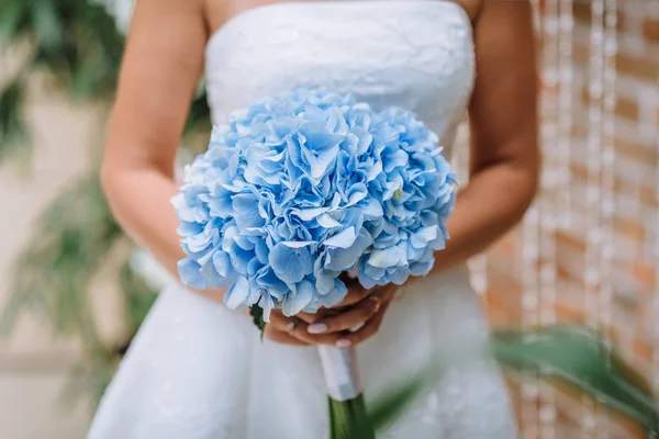 Buquê Casamento Noivas Nas Mãos Das Mulheres Flores Casamento — Fotografia de Stock