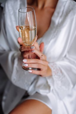 Bir kadeh şampanya gelinin elinde
