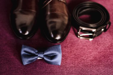 Damat aksesuarları, yakın plan.