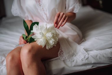 Gelinin ücreti, gelinin çıplak ayakları, bir buket