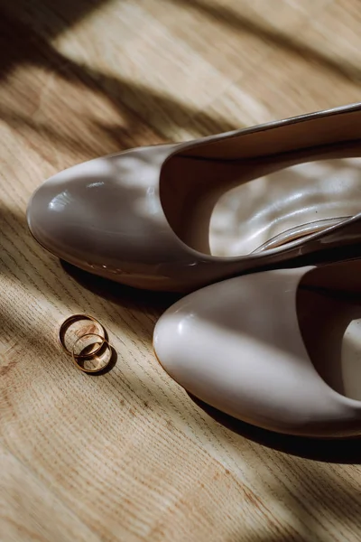Sapatos Anéis Prata Composição Isolada Chão Madeira Noiva Acessória Calçado — Fotografia de Stock