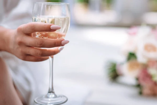 Bicchiere Champagne Nelle Mani Della Sposa — Foto Stock