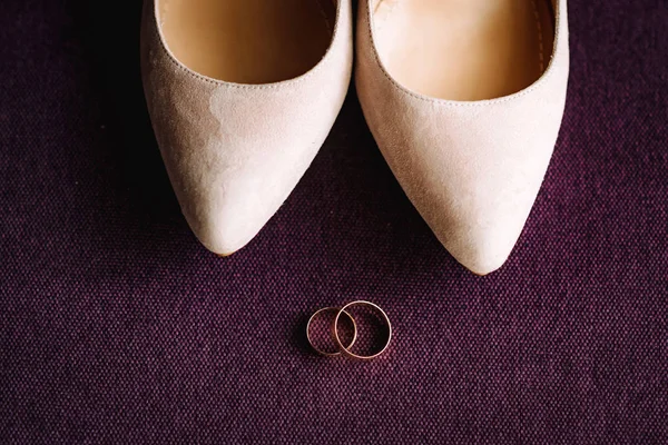 베이지 신발에 결혼반지 — 스톡 사진
