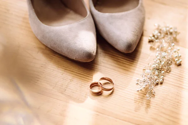 Primo Piano Scarpe Beige Donna Due Fedi Oro Concetto Matrimonio — Foto Stock