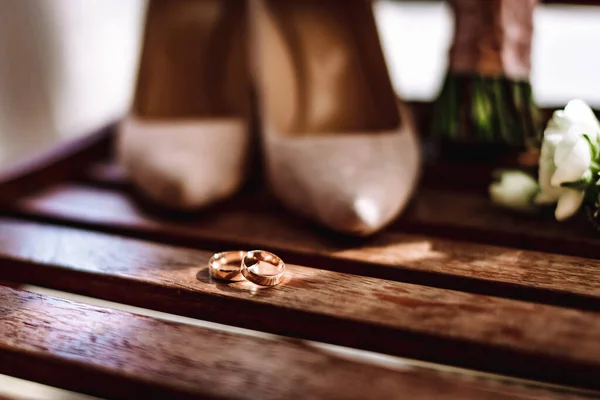 Close Mulheres Bege Sapatos Duas Alianças Casamento Ouro Conceito Casamento — Fotografia de Stock