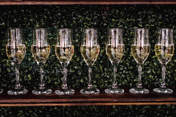 Champagne Glazen Een Feesttafel Huwelijksstand Maaltijd — Stockfoto