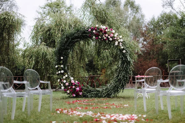 green wedding arch, round wedding arch, in nature