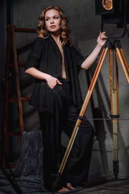 Ceketli Kız, Pantolon ve Stüdyoda Seksi İç Çamaşırı Pozu. Eski çatı katında manken pozu