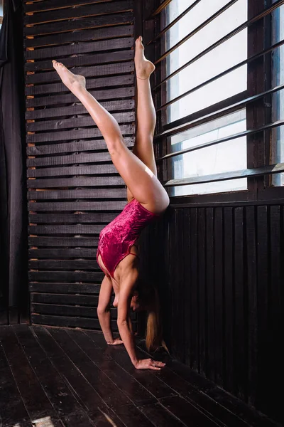 Gymnastka Pózuje Červených Plavkách Dívka Stojí Náručí — Stock fotografie