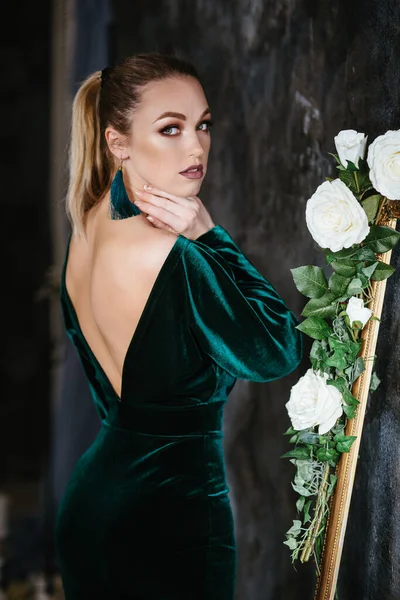 Mädchen Abendkleid Blonder Blick Von Hinten — Stockfoto