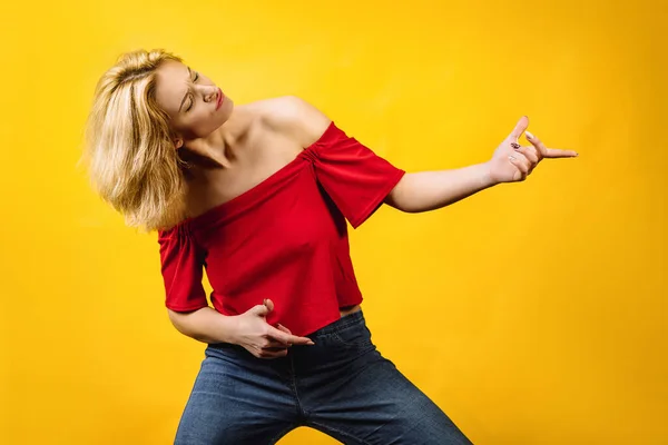 Eine Junge Frau Auf Gelbem Hintergrund Imitiert Mit Ihren Eigenen — Stockfoto