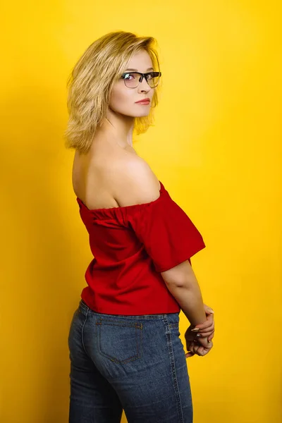 Emocjonalna Dziewczyna Pozująca Żółtym Tle Blondynka Czerwonej Bluzce Młoda Kobieta — Zdjęcie stockowe