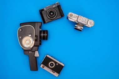 Mavi arka planda Retro fotoğraf ve video kamera. Reklam için yer.