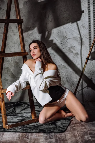 Mädchen Einer Jacke Und Sexy Dessous Posieren Einem Studio Model — Stockfoto