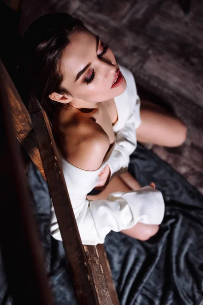 Lány Zakóban Szexi Fehérnemű Pózol Egy Stúdióban Modell Érzékien Pózol — Stock Fotó