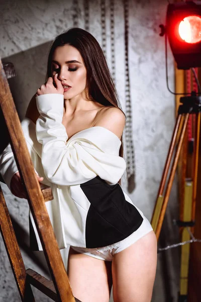 Dívka Bundě Sexy Spodní Prádlo Pózující Studiu Model Smyslně Pózuje — Stock fotografie